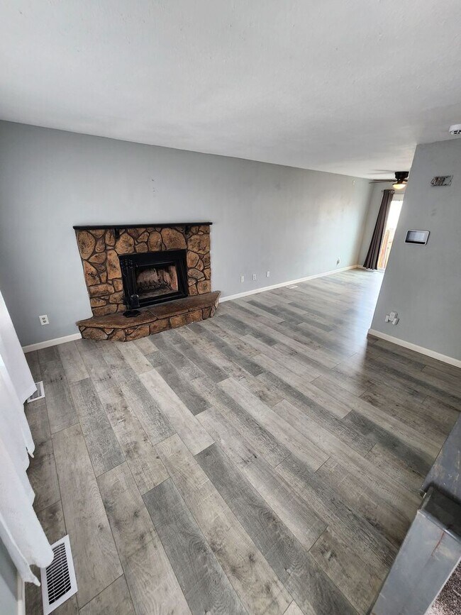 Building Photo - Welcome To This Beautifully Updated 2 Bed Townhome