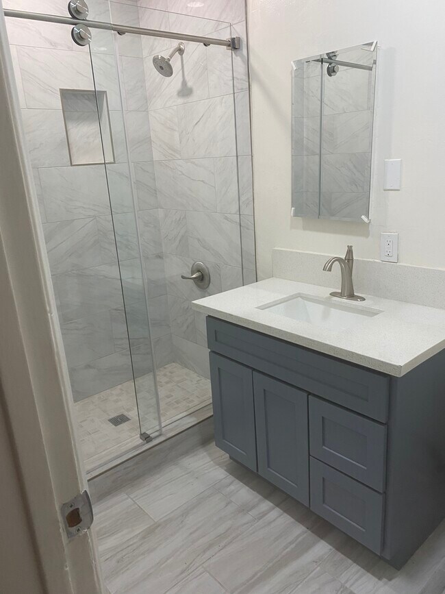 Building Photo - 117 E Arbor Vitae St