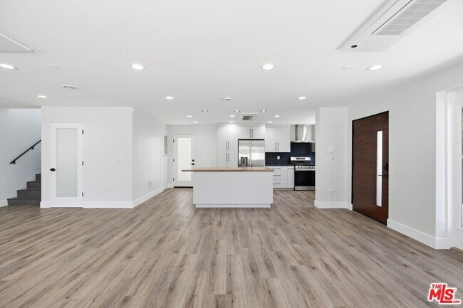 Building Photo - 11611 Burbank Blvd