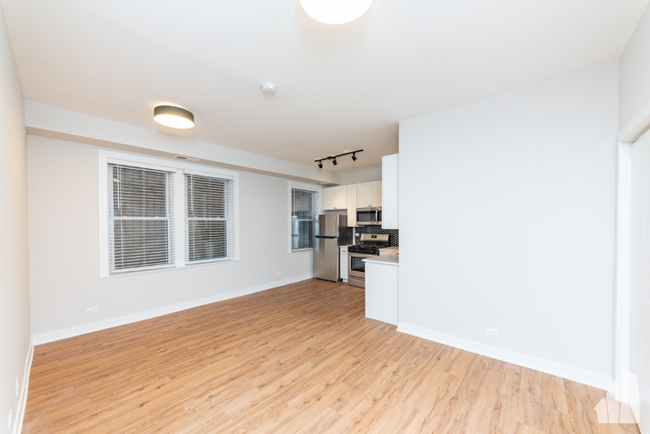Building Photo - 656 W Wrightwood Ave