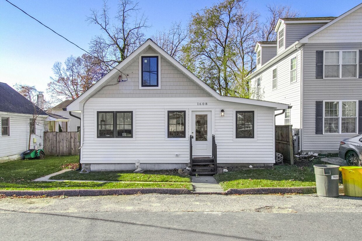 Primary Photo - 1 Block to the Water Beautiful 3 Bed + 2.5...