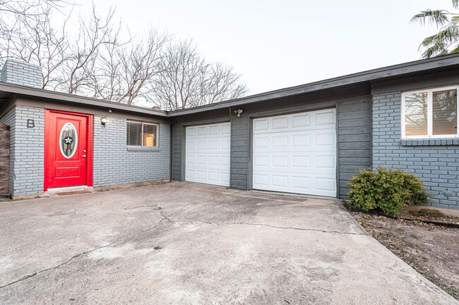 Building Photo - 1602 Parker Ln