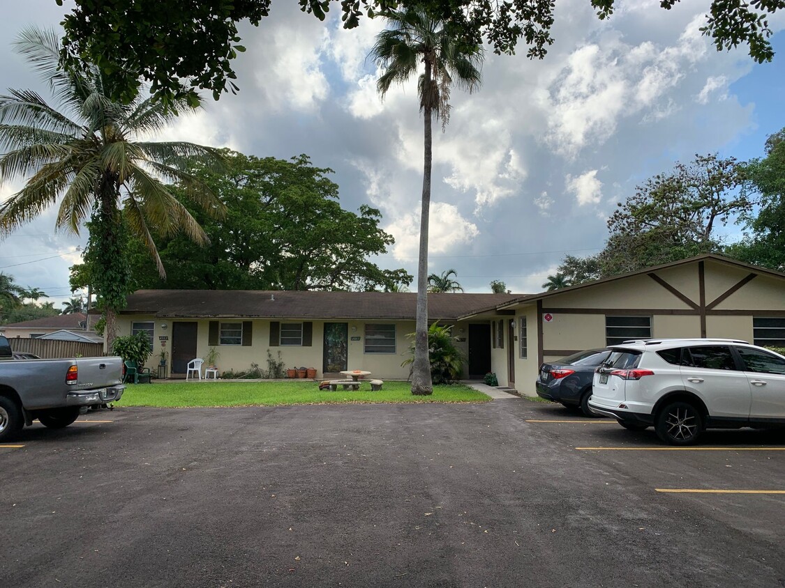 Building Photo - 4875 - 4883 SW 65 Ave Davie, FL 33314