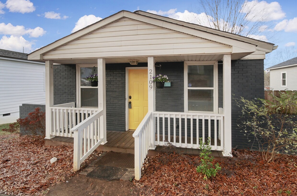 Foto principal - Charming updated 3 bedroom/2 bath in Selwy...