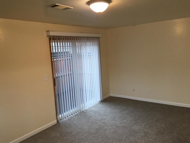 Foto del edificio - 825 E 10th St