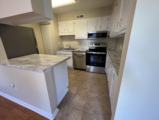 Foto del edificio - 907 Hillwood Dr