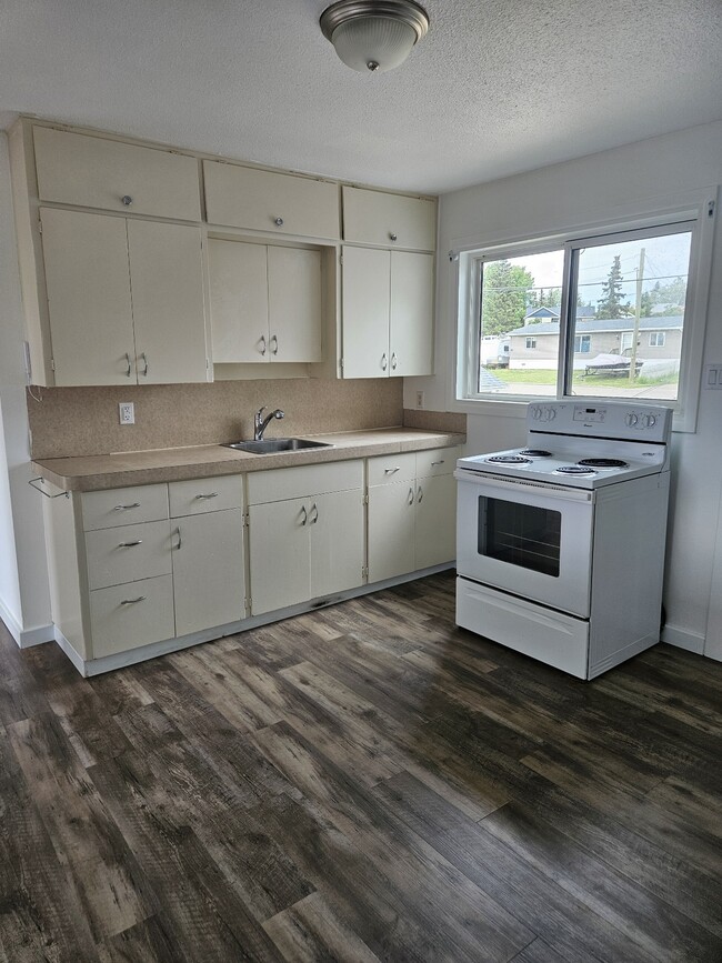 Building Photo - 954 Cornwall Crescent