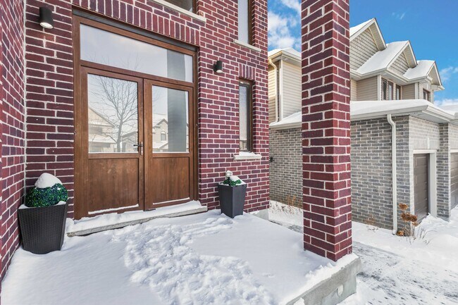 Building Photo - 6 Bedrooms | 4 Bathrooms | 3-Car Garage | Large Fenced Yard