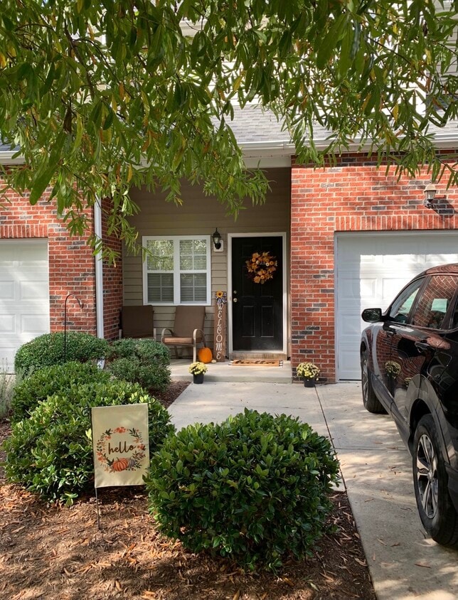 Primary Photo - 350 Plaza Dr