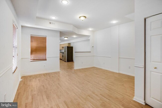 Building Photo - 729 10th St NE