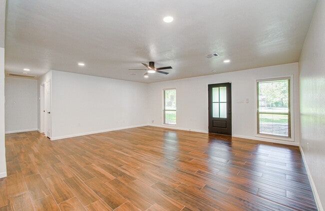 Building Photo - 6930 S Oak Bend Dr