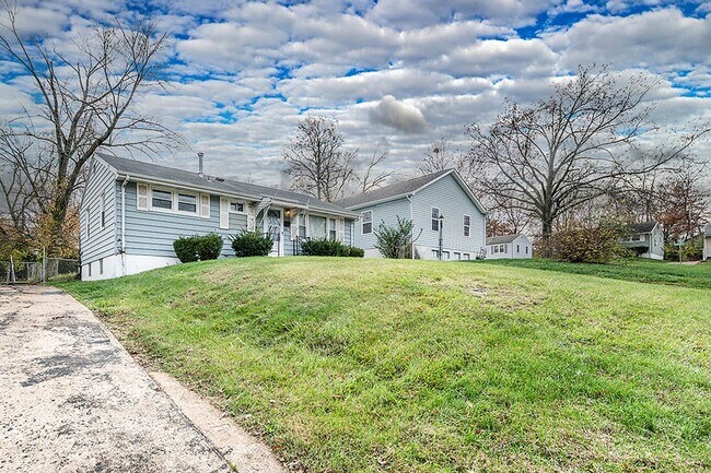 Foto del edificio - 3-Bedroom Home with Hardwood Floors & Fenced Yard in St. Louis
