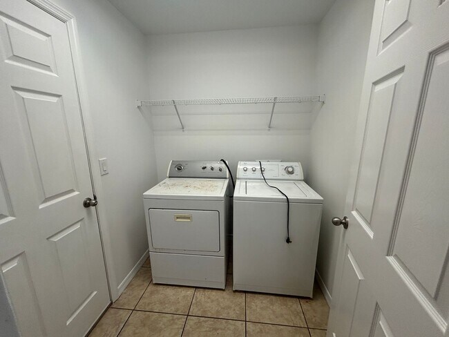 Foto del edificio - 4 bedroom 2 bathroom Single family home