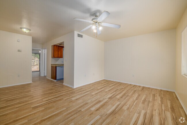 1 dormitorio, 1 baño - 603 pies cuadrados - Sala de estar - 6816 SW 4th Pl