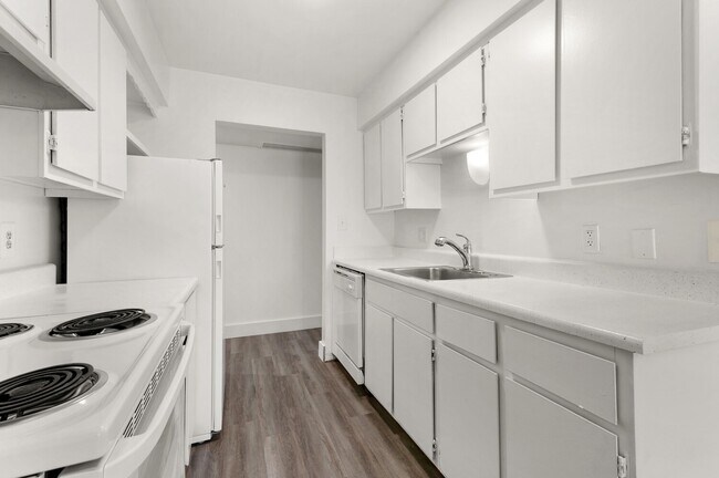 Cocina blanca - Carriage Park Apartments - Dearborn Heights, MI