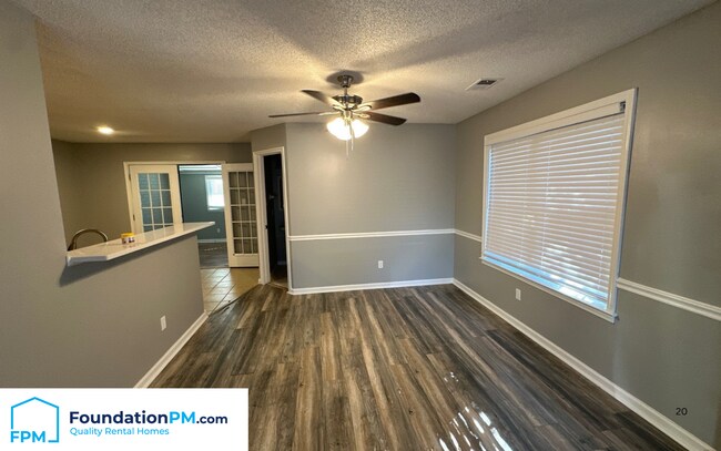 Building Photo - 8230 Town N Country Dr