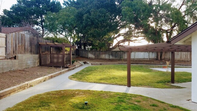Building Photo - 207 Menlo Dr