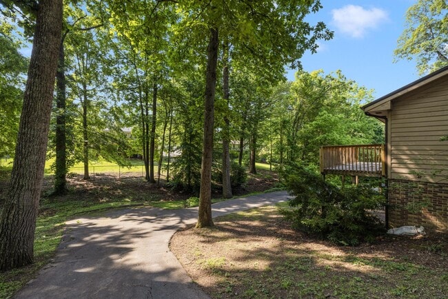 Building Photo - 517 Bramblewood Dr