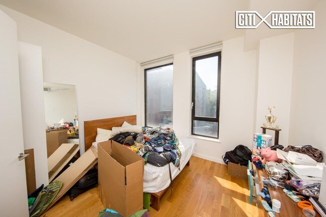 Foto del edificio - 687 Driggs Ave