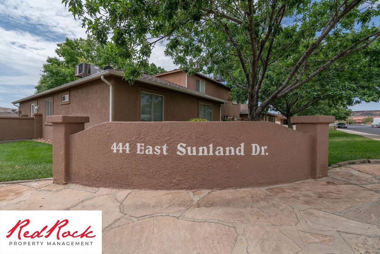 Foto principal - Cozy 3 bedroom, 2 bath Townhome Available!