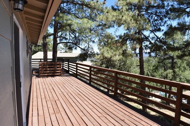Building Photo - 6011 W Oak Ridge