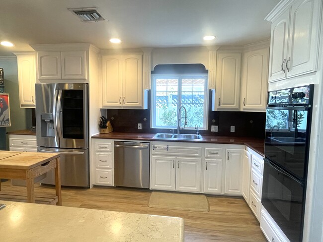 Foto del edificio - 5469 E Anaheim Rd