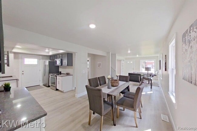 Building Photo - 695 Livernois St