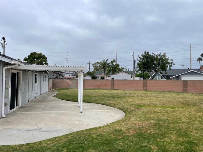 Building Photo - 3 Bedroom 2 Bath House Westminster, CA !