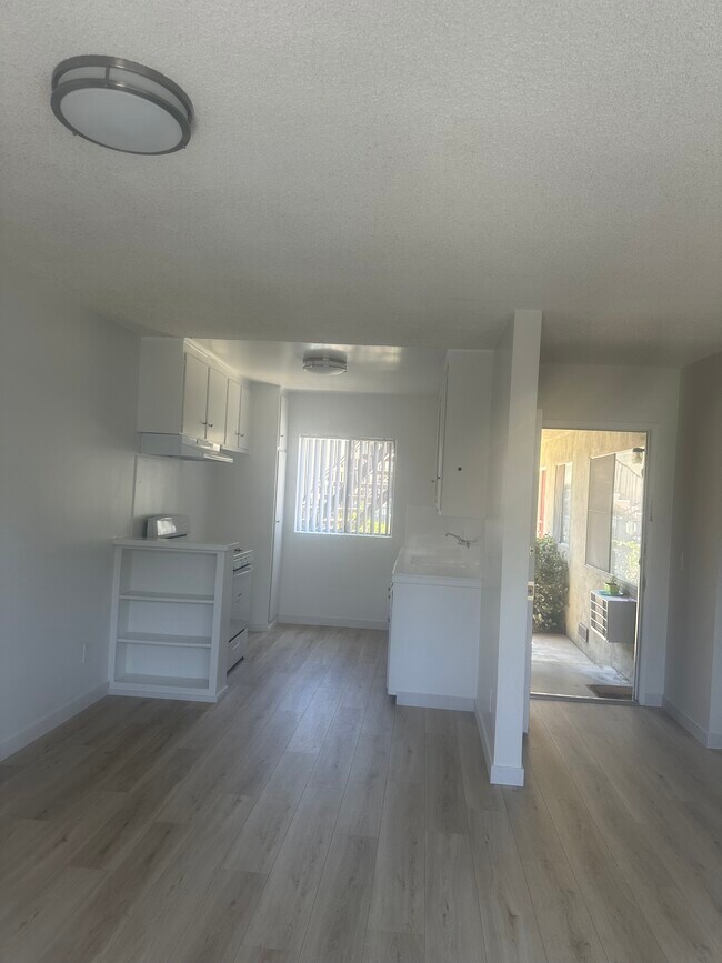 Foto del edificio - 8036 Owensmouth Ave