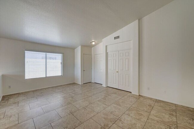 Building Photo - READY TO VIEW! Charming 3 Bed 2 Bath Home ...