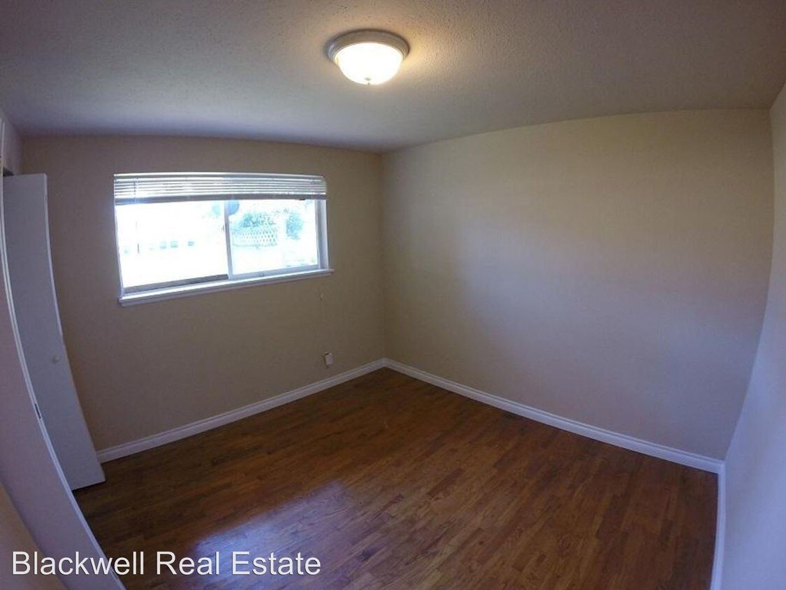 Building Photo - 9212 Kenwood Dr SW