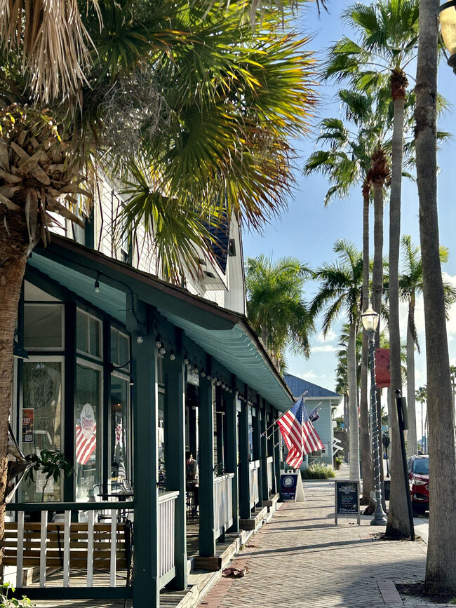 Nearby Historic Downtown with great restaurants, theater, bars and shops - 28 Harbour Isle Dr W