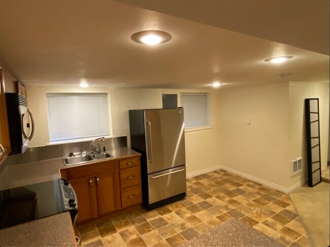 Cocina y comedor - 7014 Brooklyn Ave NE