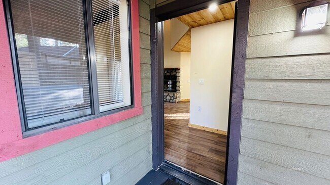 Foto del edificio - 54315 Pine Crest Ave