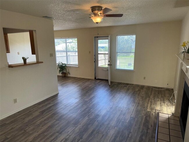 Foto del edificio - 6109 Parkwood Dr