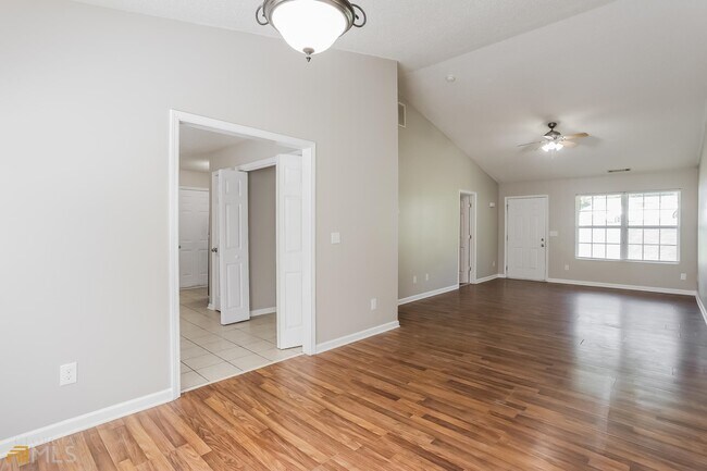 Foto del edificio - 63 Mineral Springs Ln