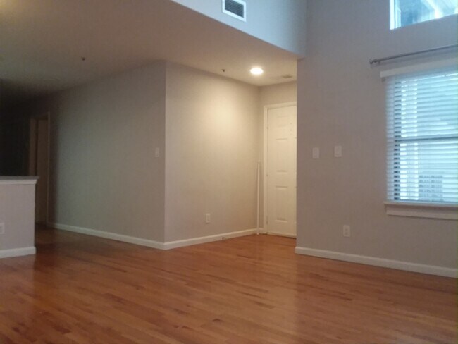Building Photo - Sunny & Spacious 2BR/ 2BA Condo in Silver ...
