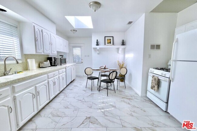 Foto del edificio - 8655 Clifton Wy