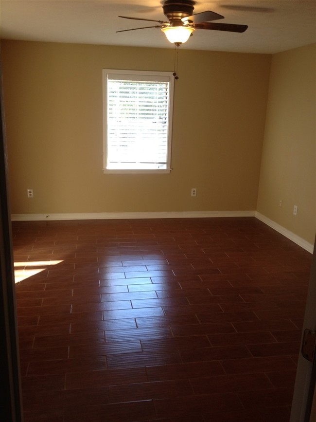 Building Photo - 1110 Riverview Dr