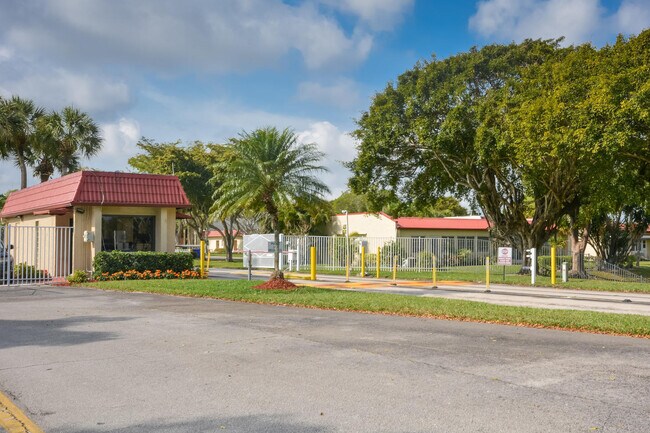 Foto del edificio - 477 Lake Dora Dr