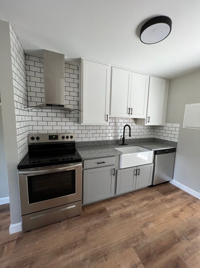 Building Photo - 2 Bedroom/1.5 Bath Townhouse Kingsport TN