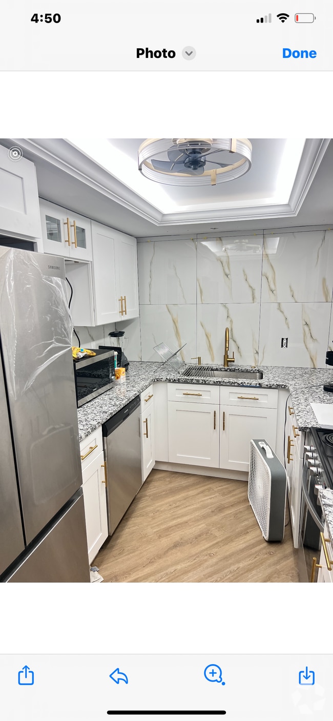 Modern kitchen - 955 Palm View Dr