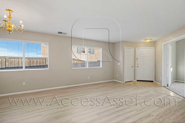 Foto del edificio - Stunning 4 Bed/2 Bath Home Located High At...