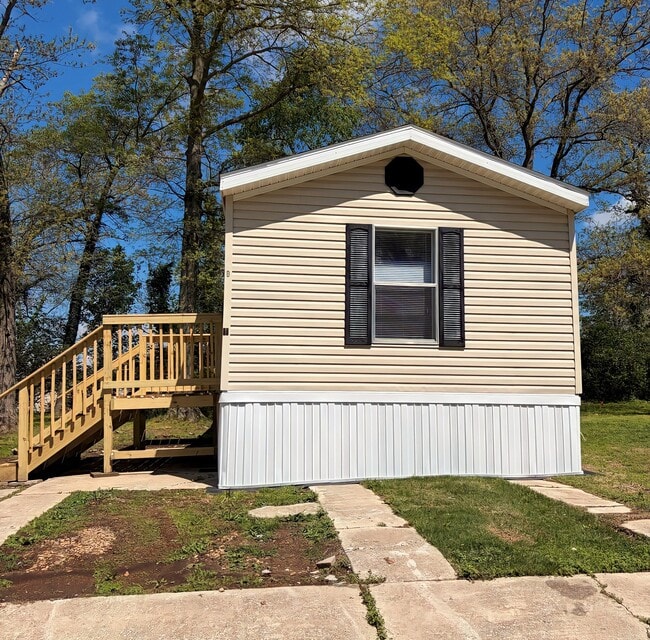 Building Photo - 11 Deerwood Park