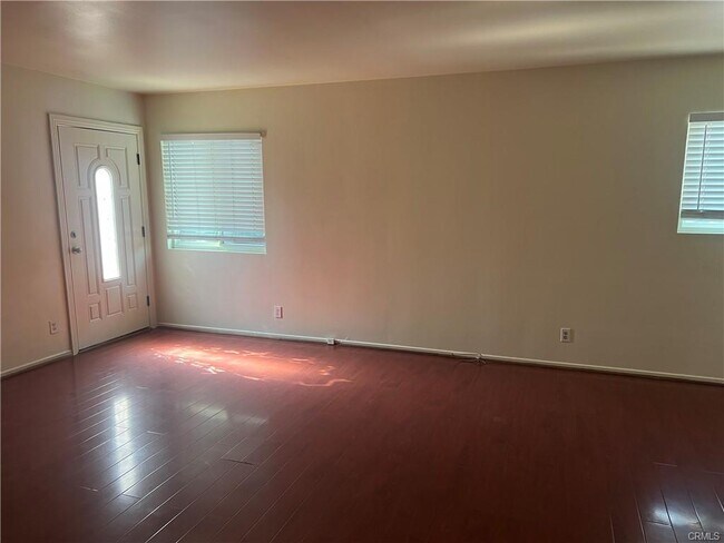 Foto del edificio - 7357 Darby Ave