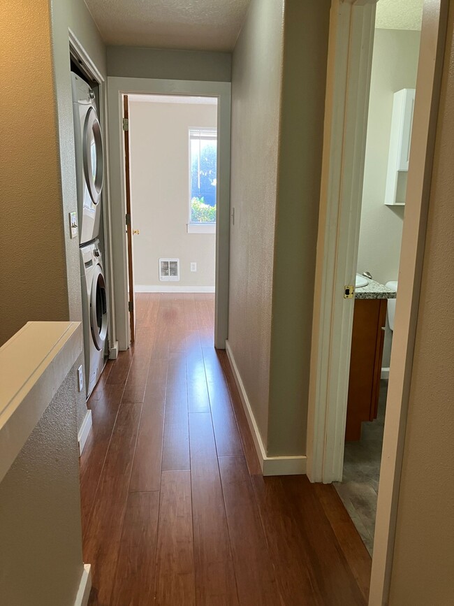 Foto del edificio - Townhouse, 1.5 bath, w/d in unit, private back patio, all dogs welcome!