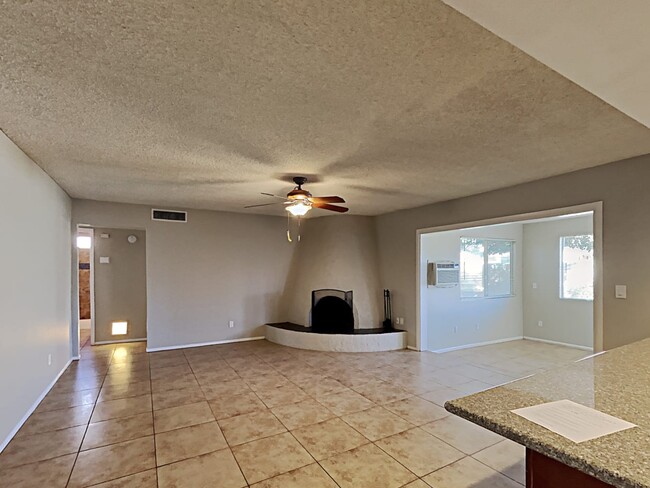 Building Photo - 2326 E Bishop Dr
