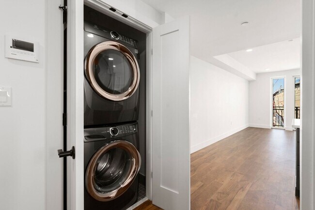 Foto del edificio - No Brokers Fee, In-Unit Washer and Dryer, Central heat/AC, Pets Friendly