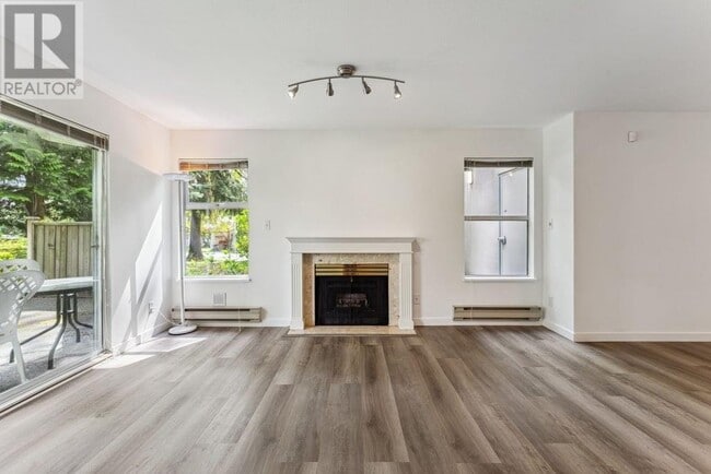Photo du bâtiment - 7368-7368 Royal Oak Ave