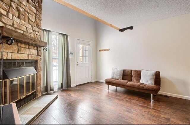 Building Photo - Charming Two-story, 1 bed, 1 Bath Townhome...